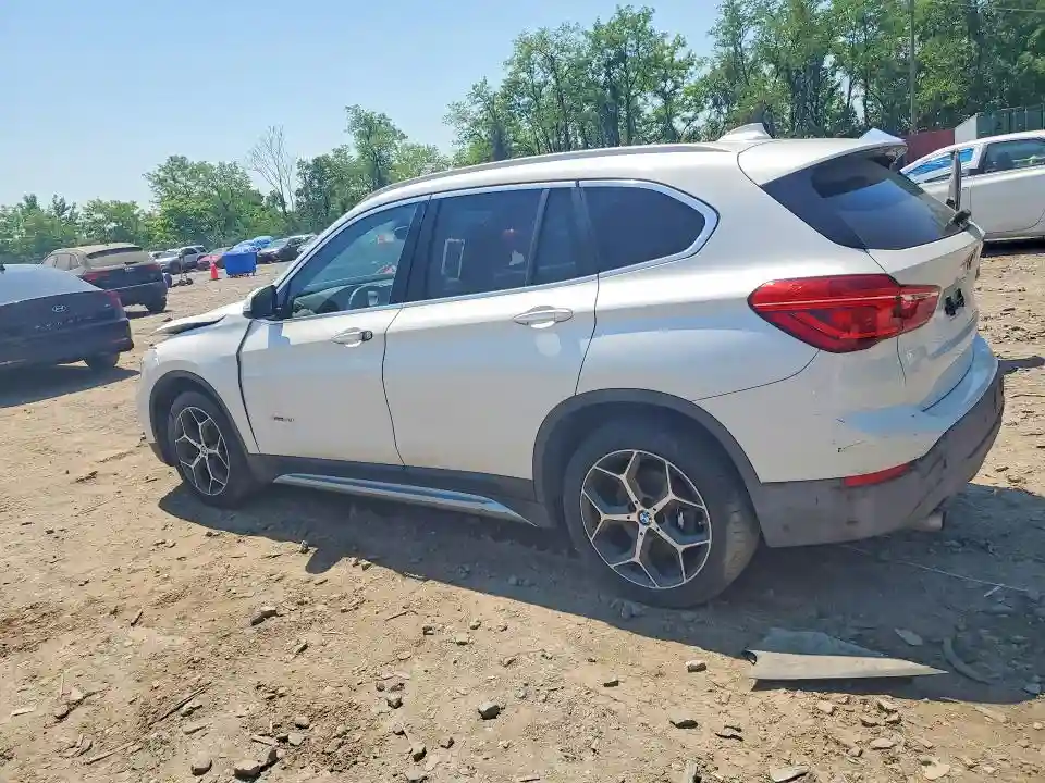 WBXHT3C37J5K30028 2018 BMW X1-1