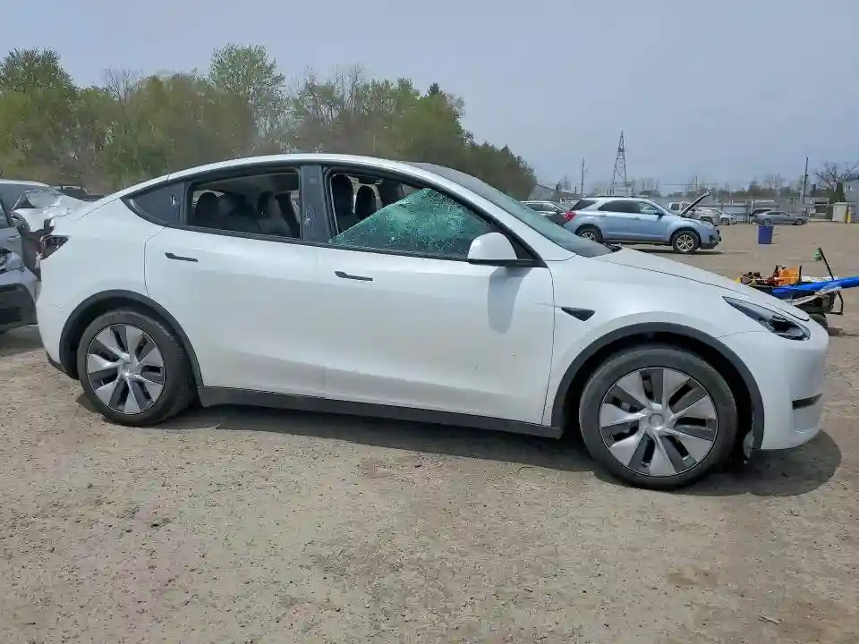 7SAYGAEE8PF583103 2023 TESLA MODEL Y-3