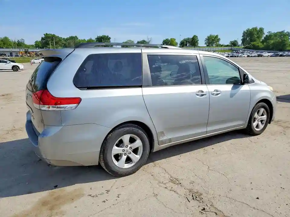 5TDKK3DC5BS058369 2011 TOYOTA SIENNA-2