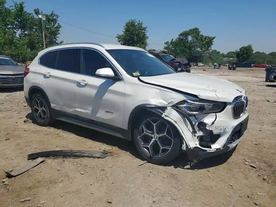WBXHT3C37J5K30028 2018 BMW X1-3