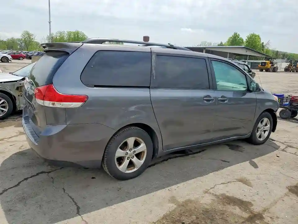 5TDKK3DC3DS392905 2013 TOYOTA SIENNA-2
