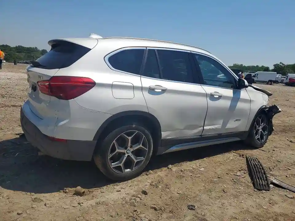WBXHT3C37J5K30028 2018 BMW X1-2