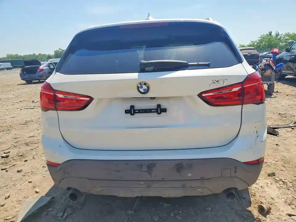 WBXHT3C37J5K30028 2018 BMW X1-5