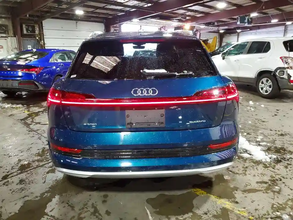 WA1LAAGE4NB032456 2022 AUDI E-TRON-5