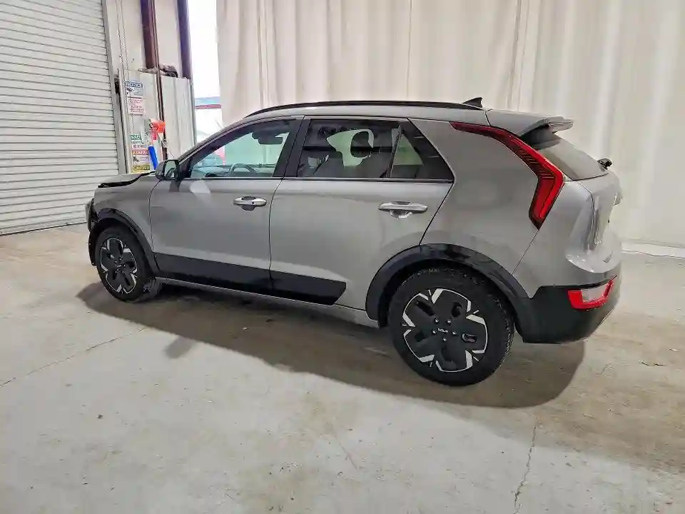 KNDCR3L14P5046260 2023 KIA NIRO-1