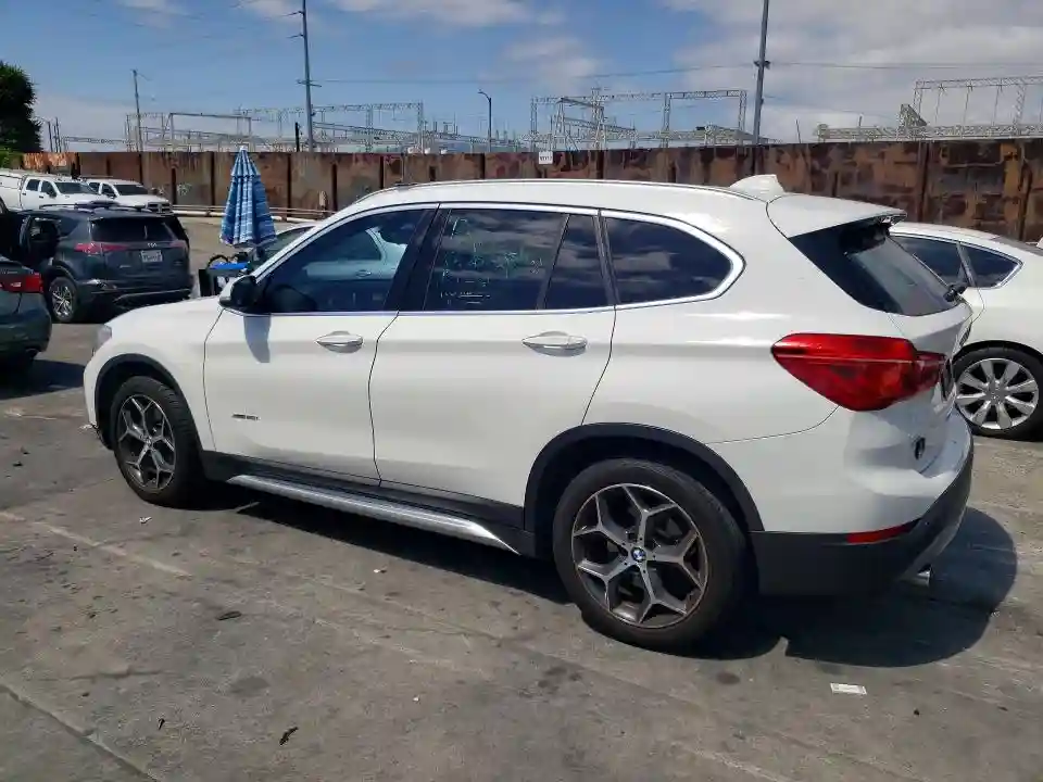 WBXHT3C31J5K29697 2018 BMW X1-1