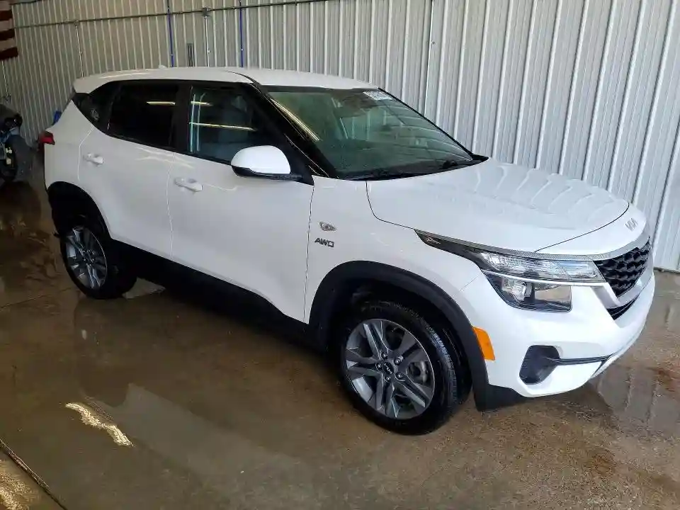 KNDEPCAA3P7369317 2023 KIA SELTOS-3