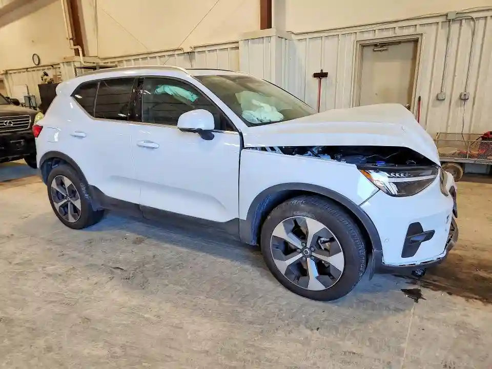 YV4L12UE5S2563481 2025 VOLVO XC40-3