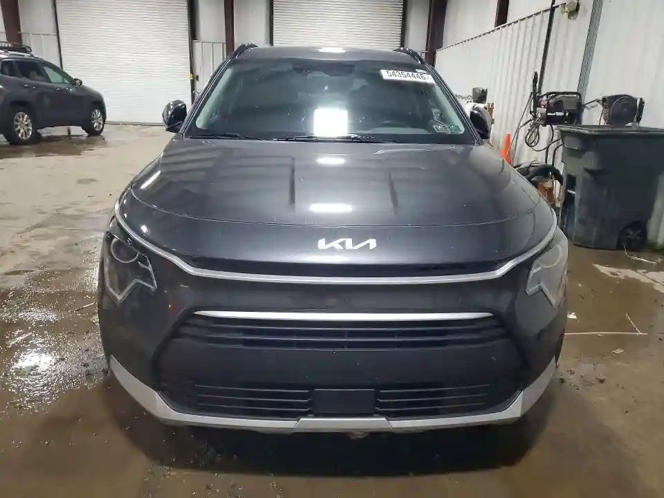 KNDCR3LE2P5067918 2023 KIA NIRO-4