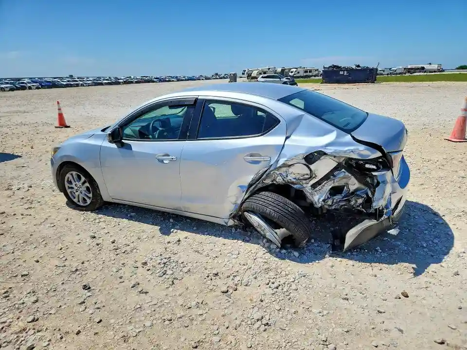 3MYDLBYV1JY324975 2018 TOYOTA YARIS IA B-1