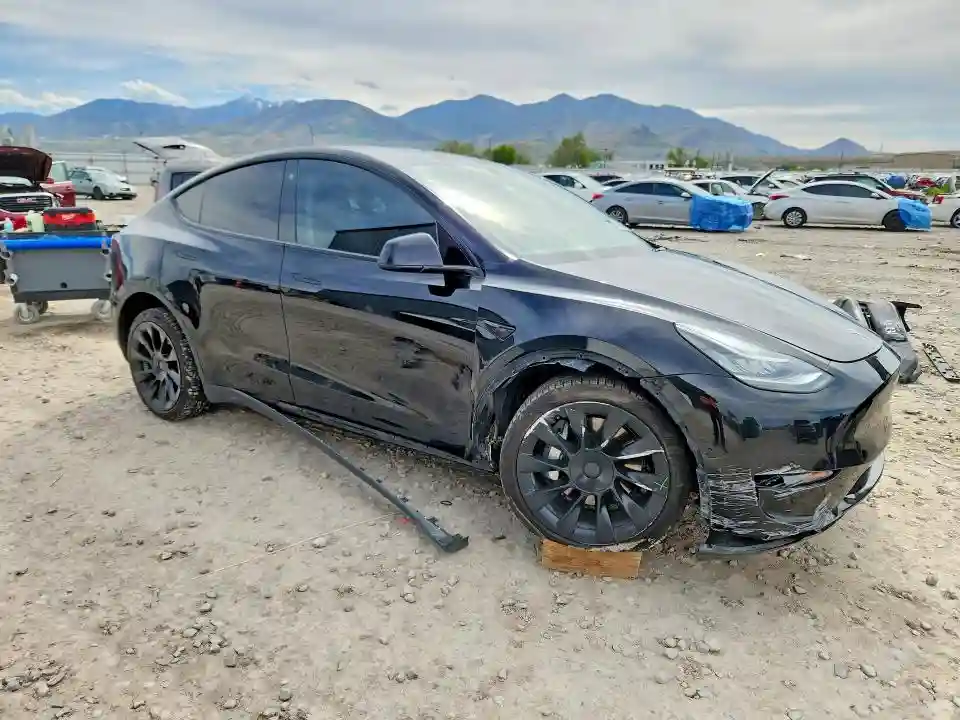 7SAYGDEE6NF447826 2022 TESLA MODEL Y-3