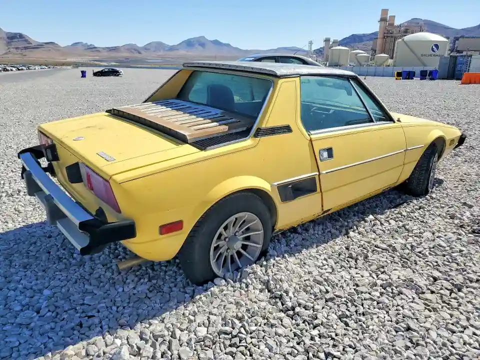 128AS0055503 1976 FIAT UK-2