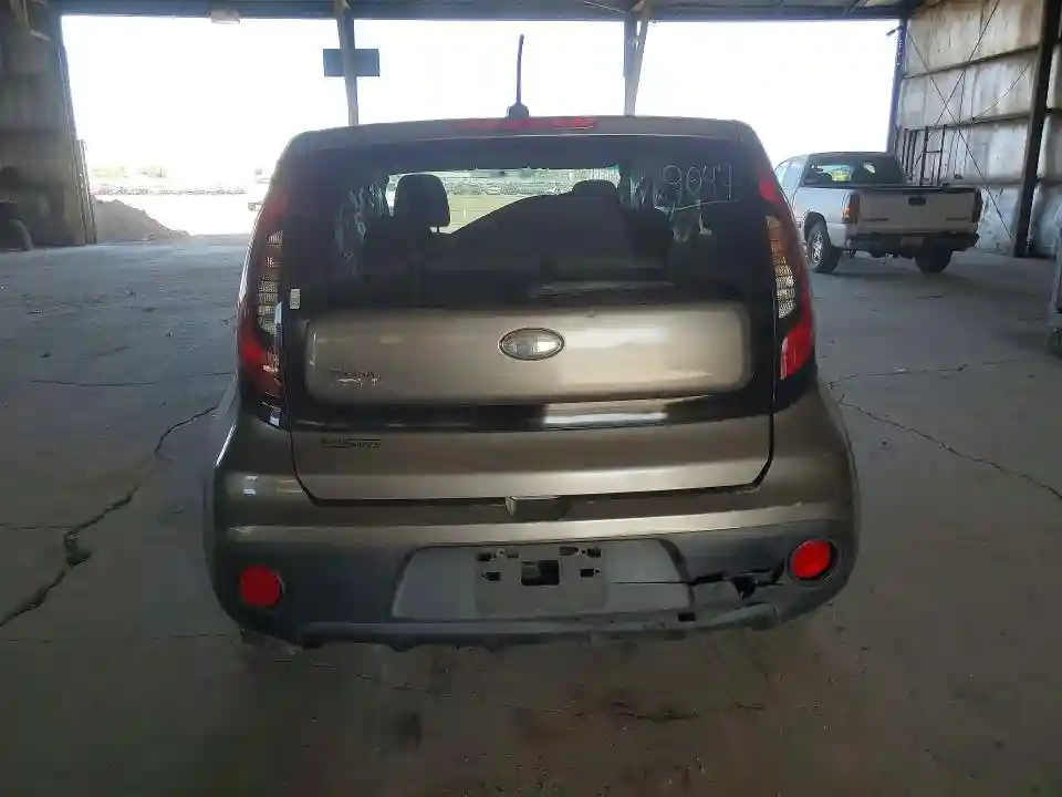 KNDJN2A20J7563740 2018 KIA SOUL-5