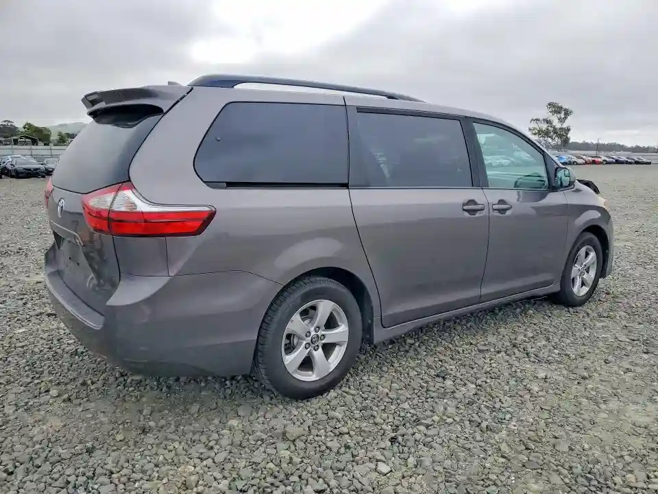 5TDKZ3DC9JS949839 2018 TOYOTA SIENNA-2