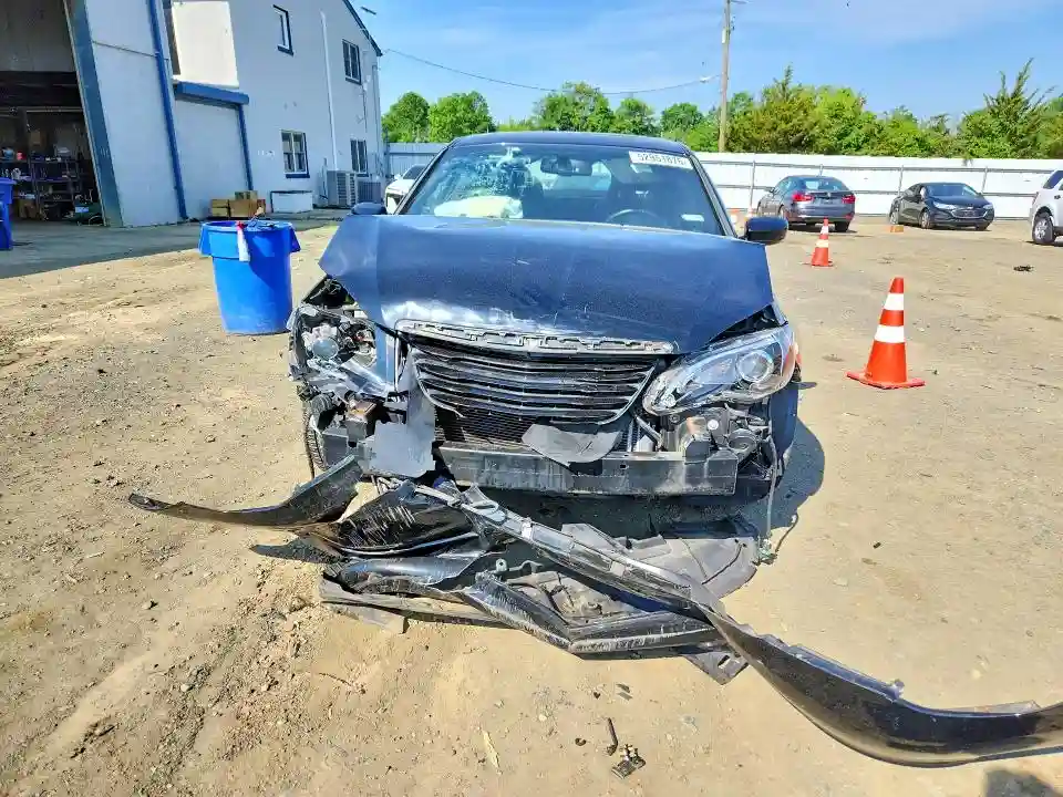 1C3BC8FG2BN612360 2011 CHRYSLER 200-4