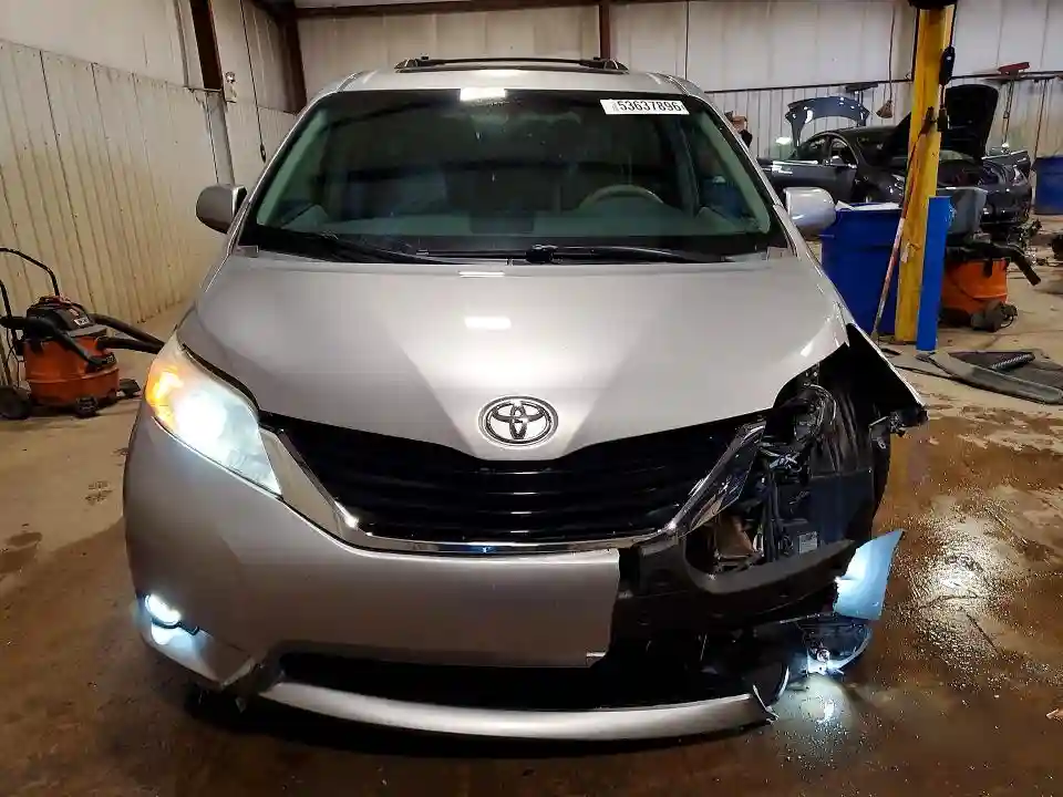 5TDDK3DC3BS010555 2011 TOYOTA SIENNA-4