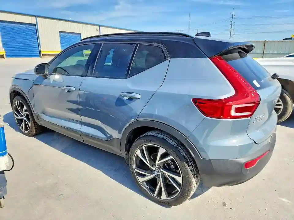 YV4162UM2M2560055 2021 VOLVO XC40-1