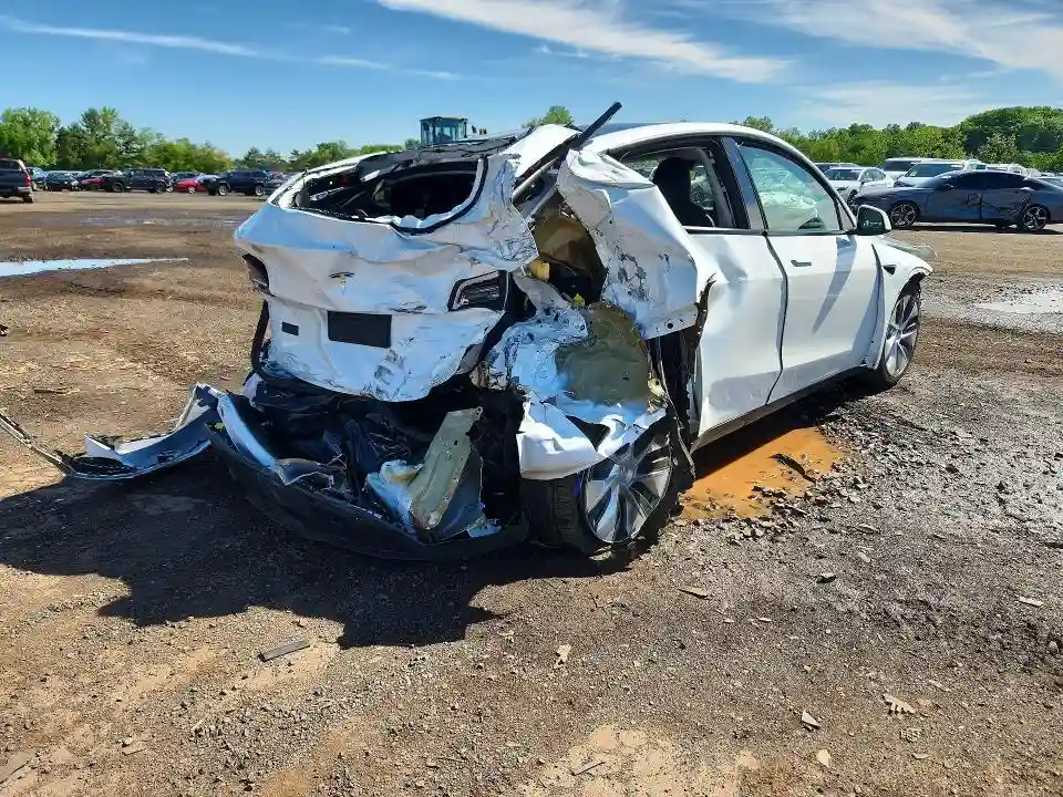 7SAYGDEE7NF364440 2022 TESLA MODEL Y-2