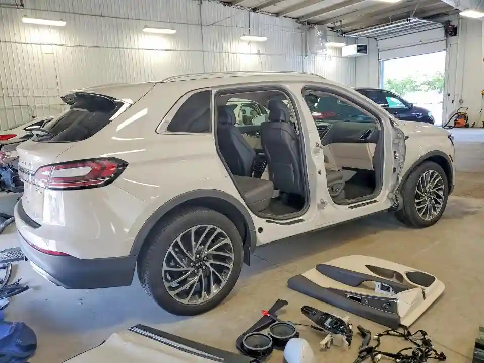 2LMPJ8LP5KBL61115 2019 LINCOLN NAUTILUS-2
