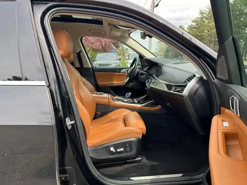 5UXCW2C06M9F67044 2021 BMW X7-4