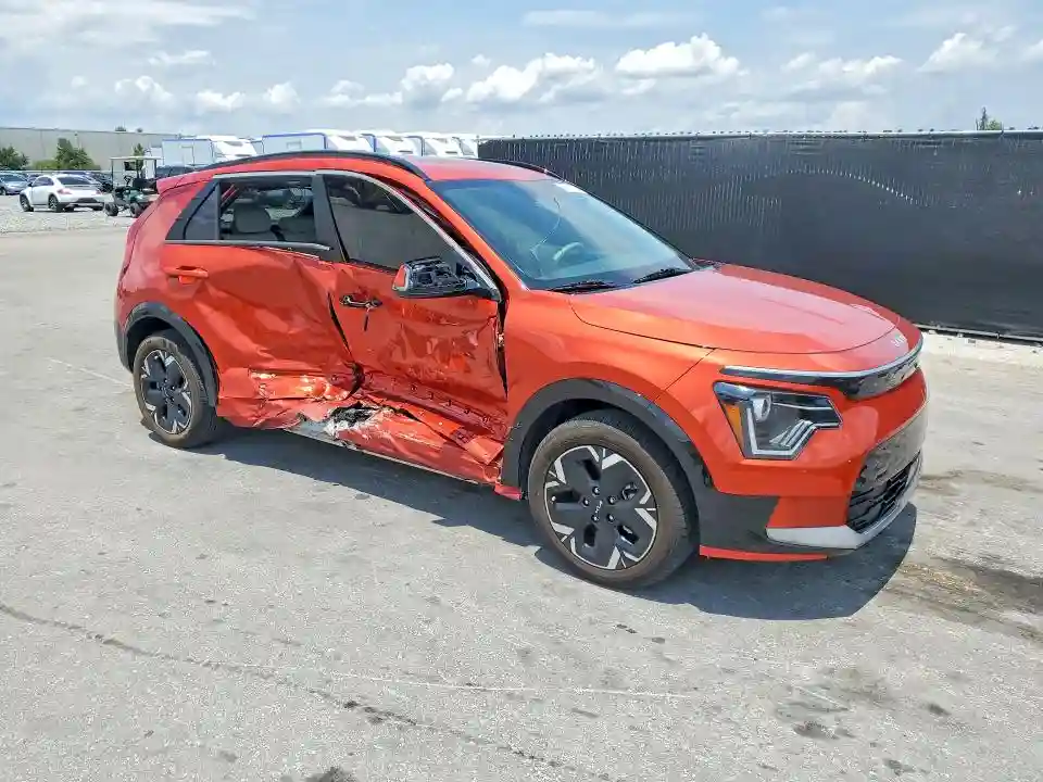 KNDCR3L17P5039979 2023 KIA NIRO-3