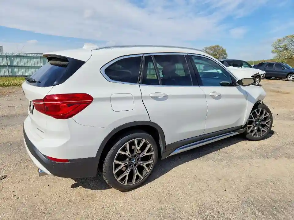 WBXJG7C01M5S25589 2021 BMW X1-2