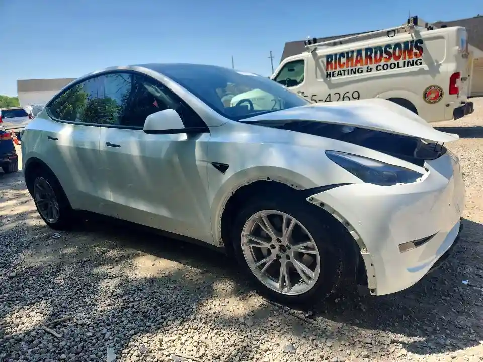 7SAYGDEEXRA274556 2024 TESLA MODEL Y-3