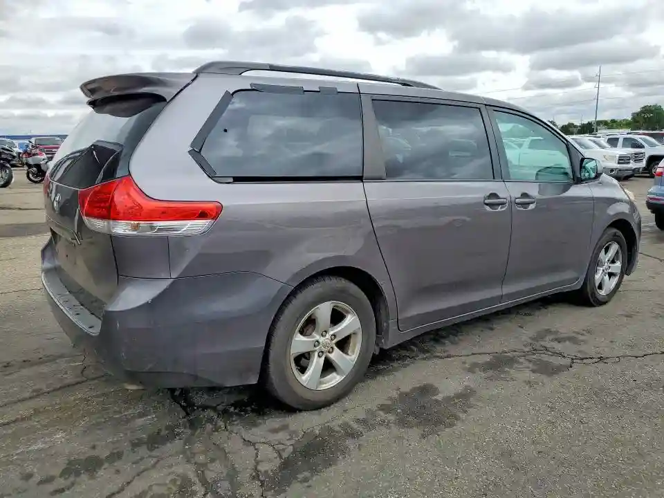 5TDKK3DC3BS033986 2011 TOYOTA SIENNA-2