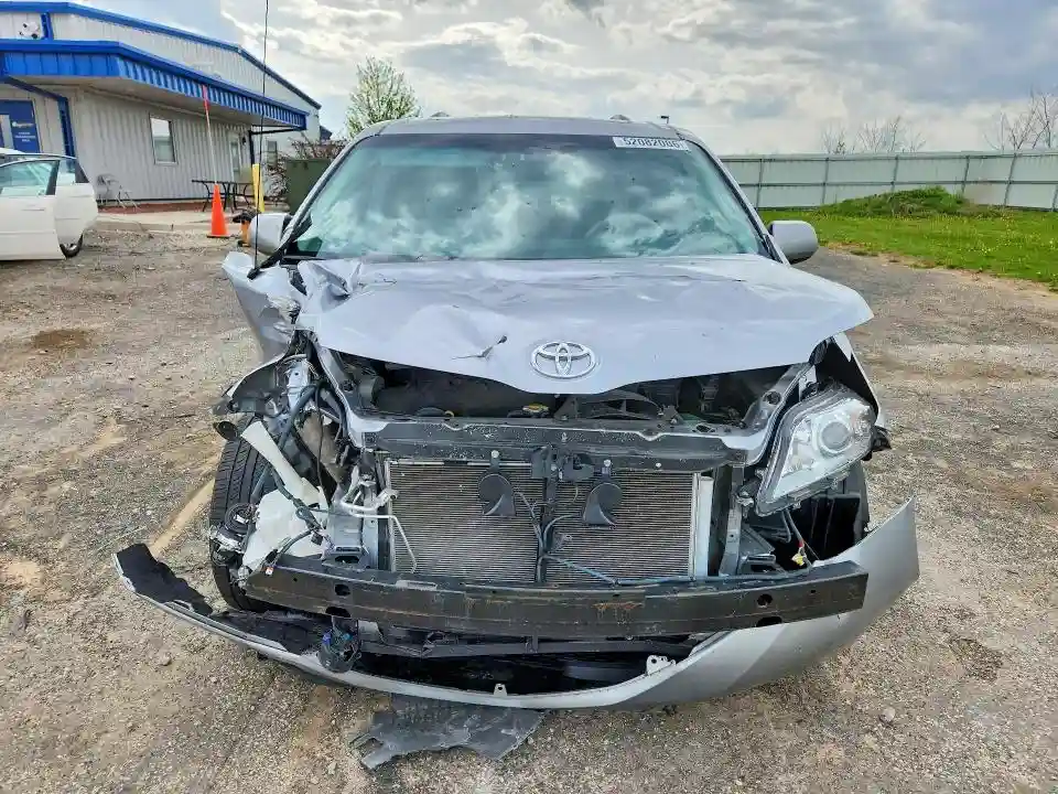 5TDYK3DC5BS158725 2011 TOYOTA SIENNA XLE-4