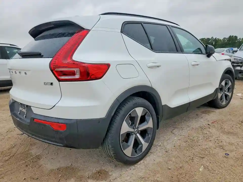 YV4L12UC0T2700326 2026 VOLVO XC40-2