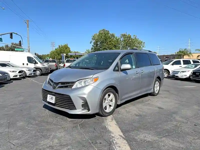 5TDKZ3DC7JS933686 2018 TOYOTA SIENNA-1