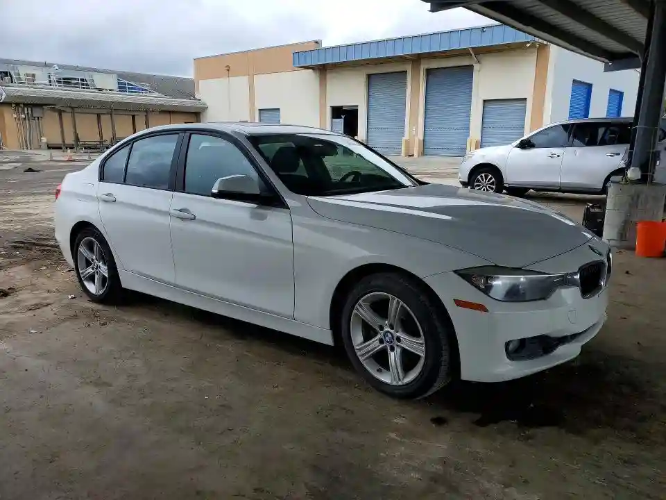 WBA3C1G54DNR46880 2013 BMW 3 SERIES-3