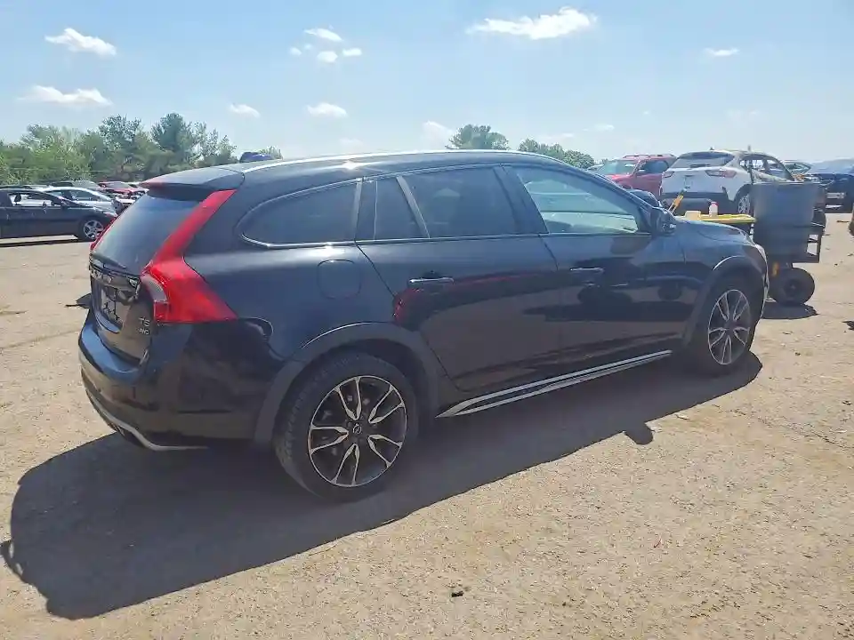 YV440MWK4J2052882 2018 VOLVO V60-2