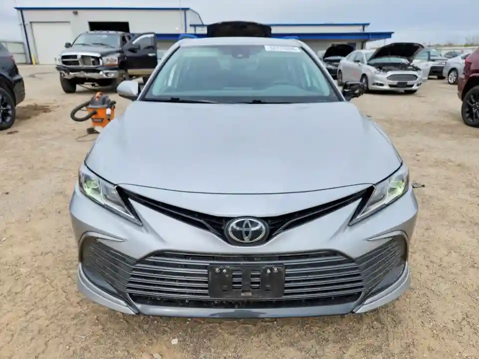 4T1C11AK9NU686597 2022 TOYOTA CAMRY-4
