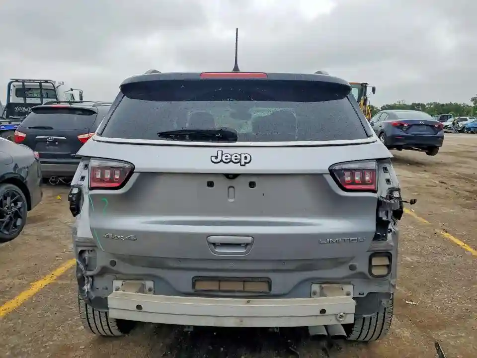 3C4NJDCB1JT265943 2018 JEEP COMPASS-5