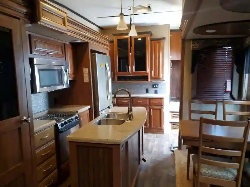 4YDF35327FA740639 2015 KUTB MONTANA-4