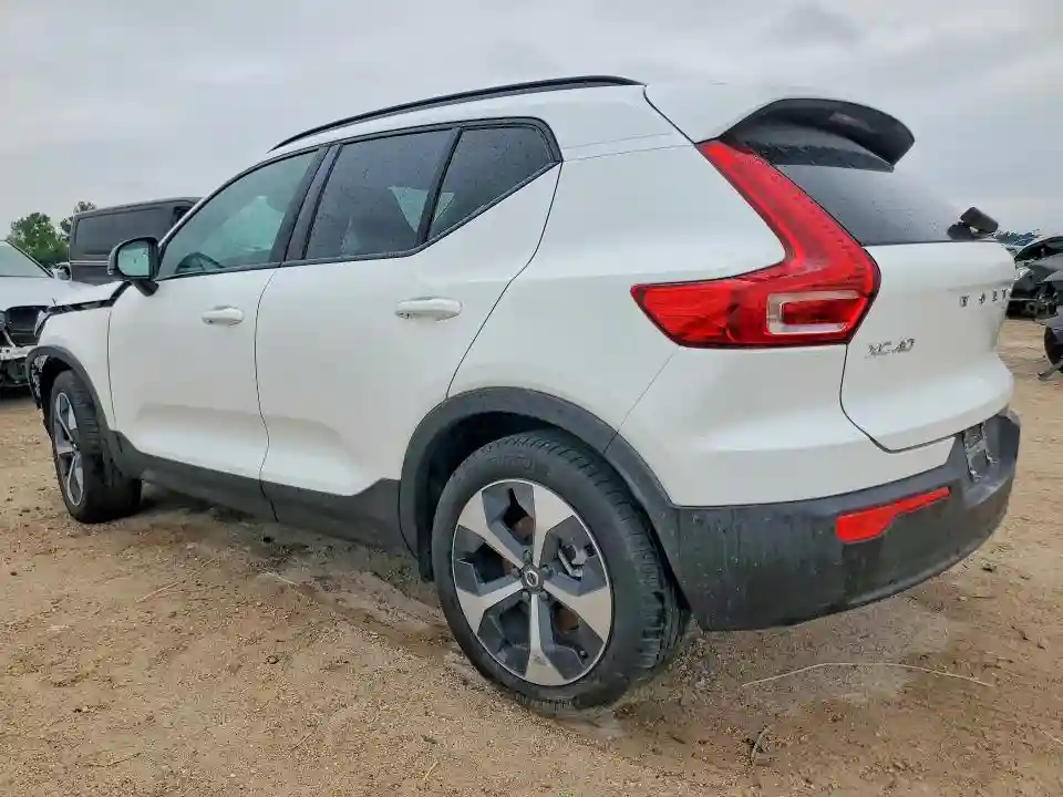YV4L12UC0T2700326 2026 VOLVO XC40-1