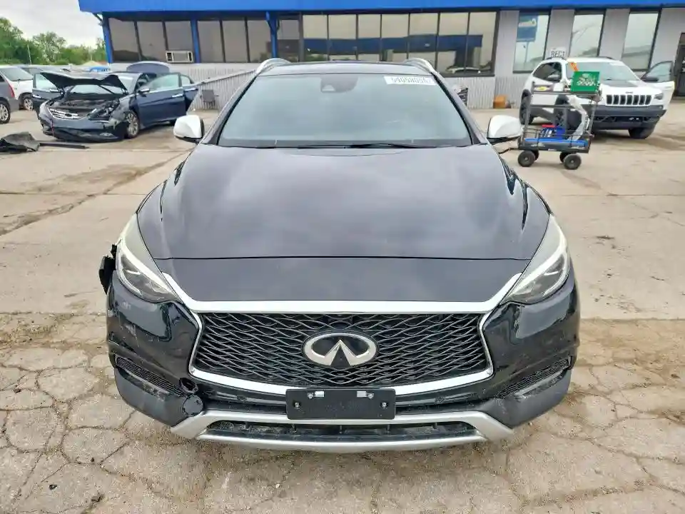 SJKCH5CR1JA051724 2018 INFINITI QX30-4