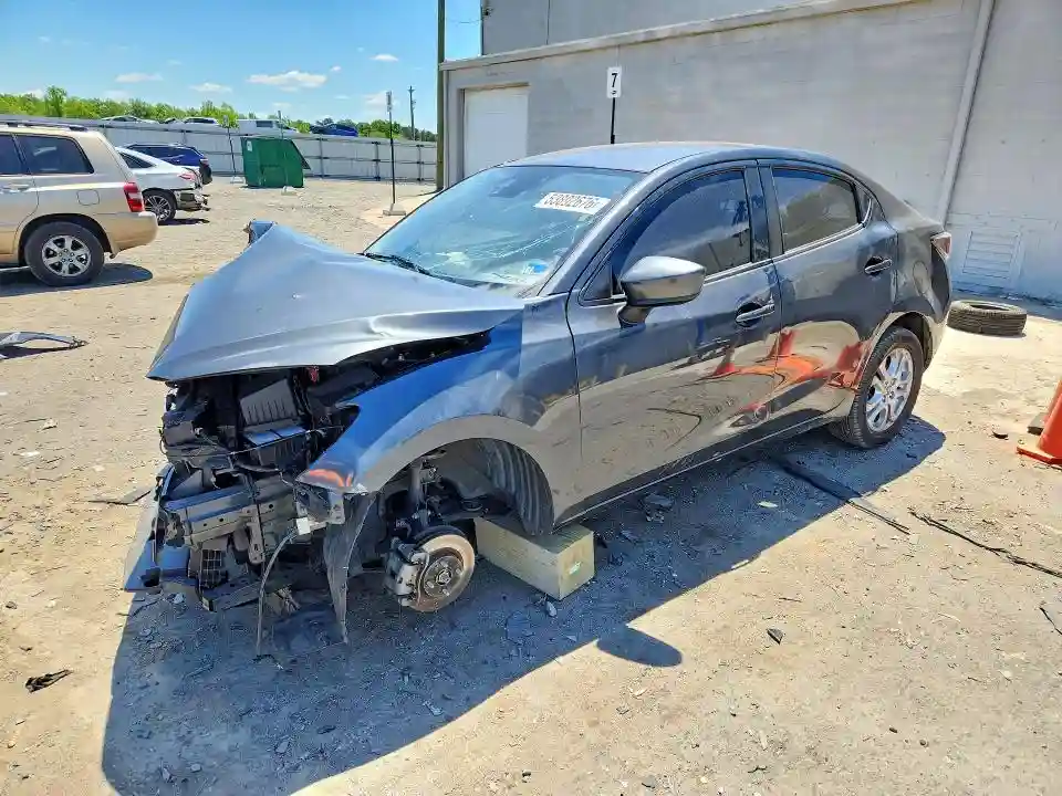 3MYDLBYV5JY333842 2018 TOYOTA YARIS-0