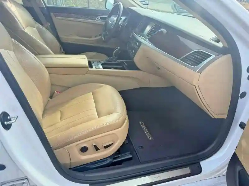 KMHGN4JE9FU068196 2015 HYUNDAI GENESIS-4