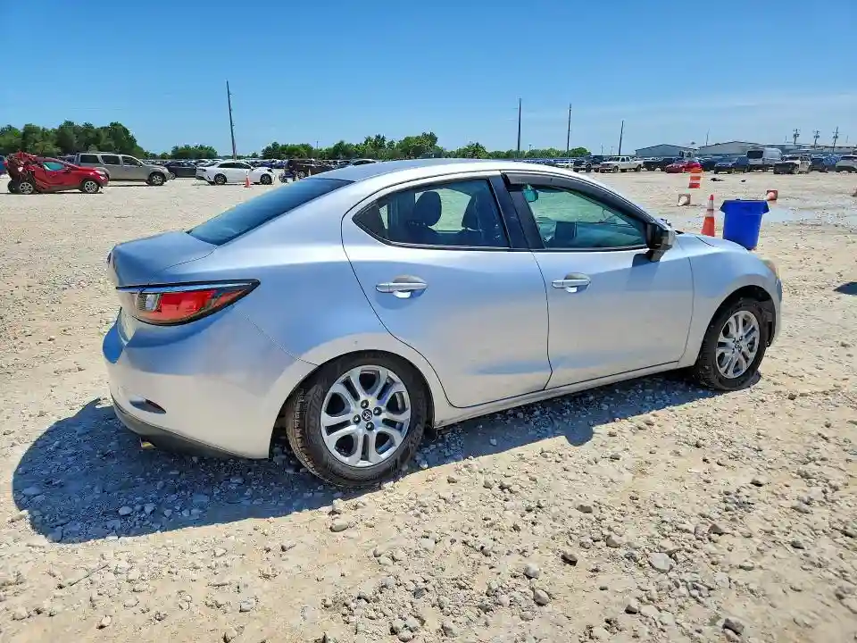 3MYDLBYV1JY324975 2018 TOYOTA YARIS IA B-2