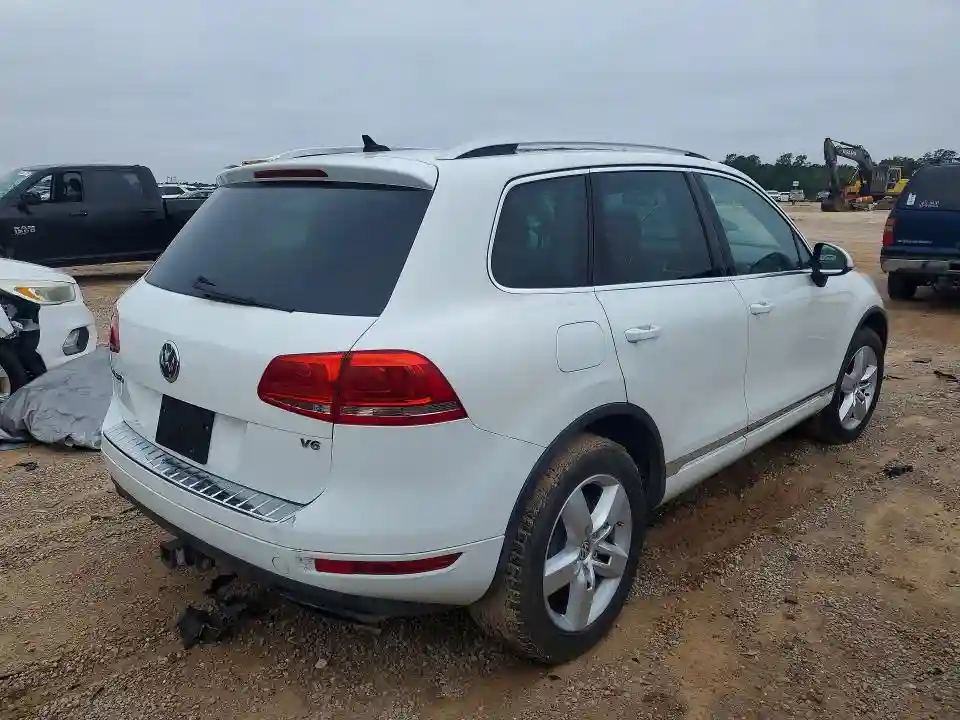 WVGEF9BP2CD007365 2012 VOLKSWAGEN TOUAREG-2
