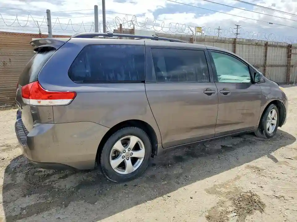 5TDKK3DC6BS090490 2011 TOYOTA SIENNA-2