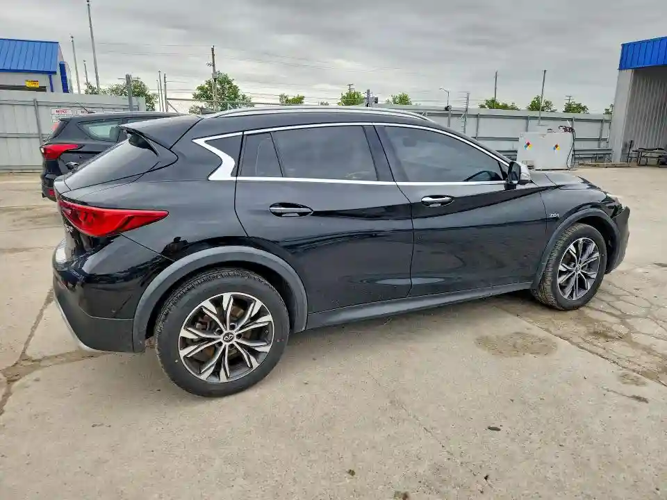 SJKCH5CR1JA051724 2018 INFINITI QX30-2