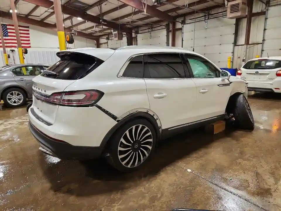 2LMPJ9JPXMBL05862 2021 LINCOLN NAUTILUS-2