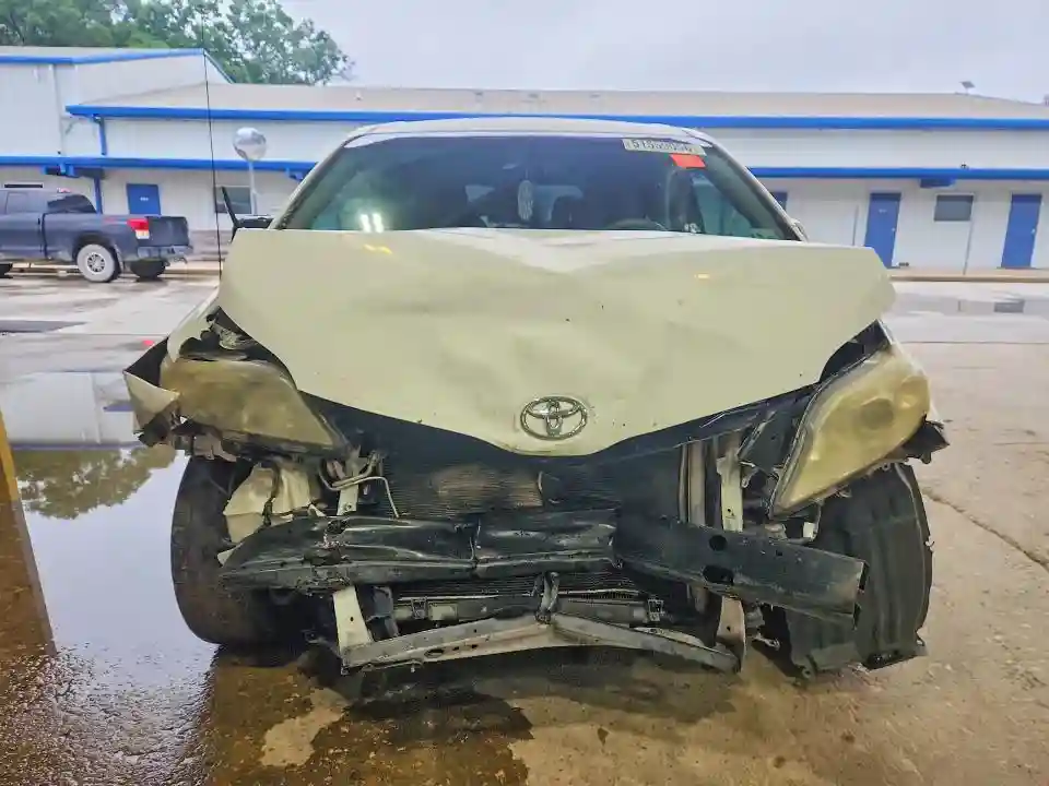 5TDKK3DC5CS196818 2012 TOYOTA SIENNA-4