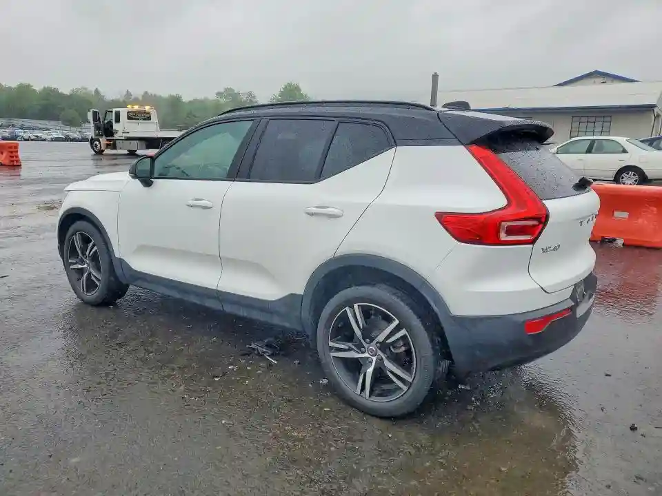 YV4162UM2M2462918 2021 VOLVO XC40-1