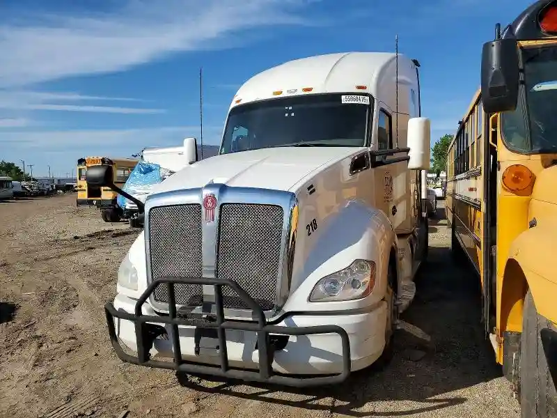 1XKYD49X1JJ175369 2018 KW T680-1