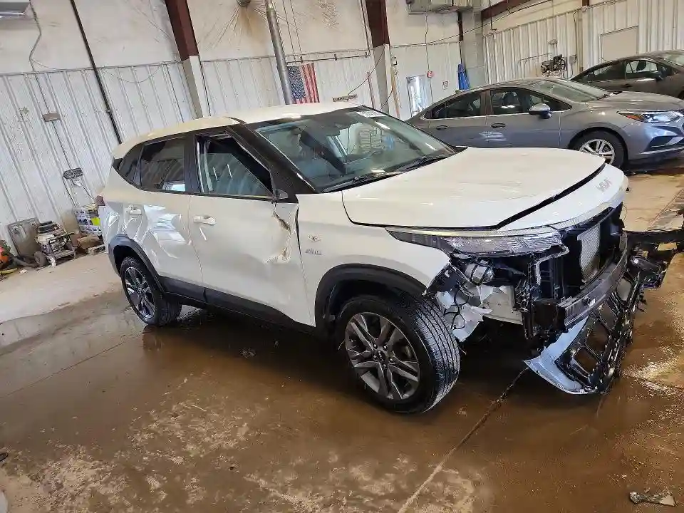 KNDEPCAAXP7438438 2023 KIA SELTOS-3