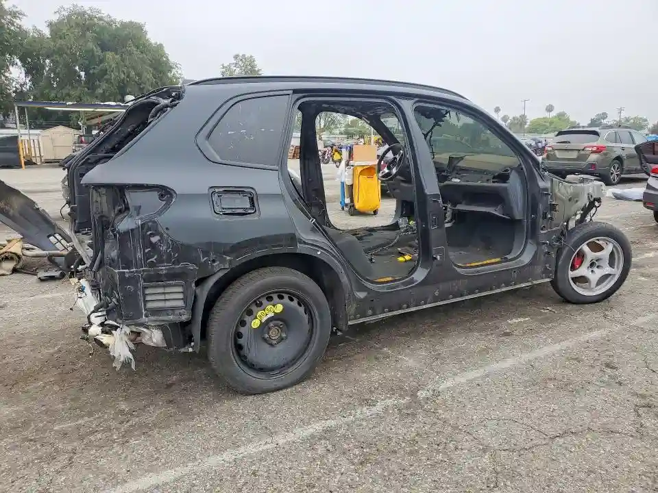 5UX13EU03R9W16351 2024 BMW X5-2
